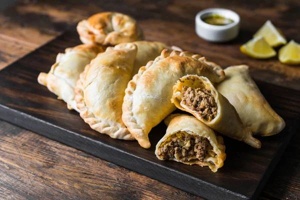 Traditionell gebackene argentinische Empanadas pikantes Gebäck mit Rindfleischfüllung. — Stockfoto