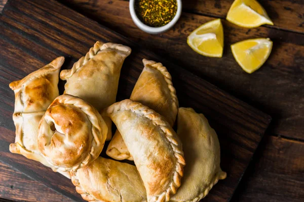 Traditionell gebackene argentinische Empanadas pikantes Gebäck mit Rindfleischfüllung. — Stockfoto