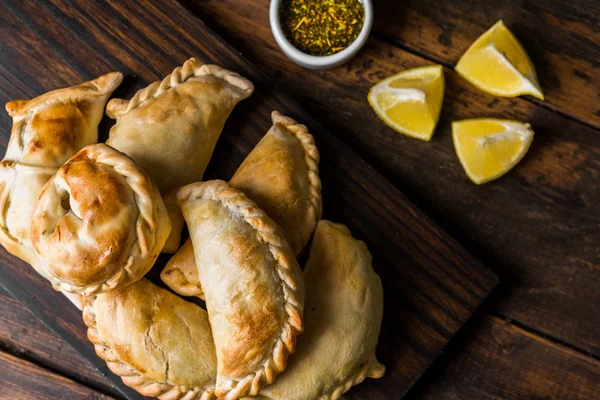 Traditional baked Argentine empanadas savoury pastries with beef stuffing. — Stock Photo, Image
