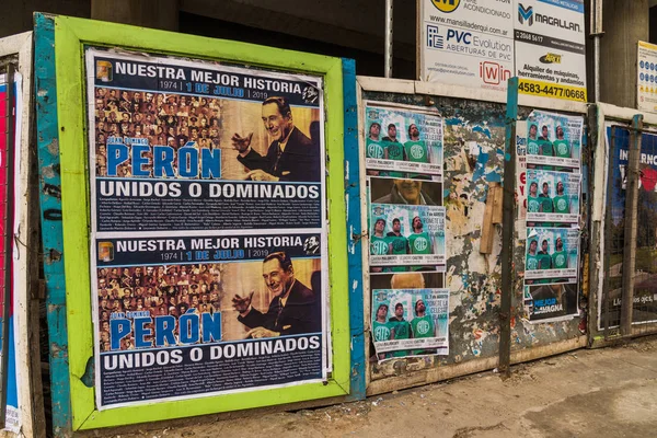 Буенос-Айрес, Аргентина - 30 червня 2019: Постери на згадку про смерть Перона. — стокове фото