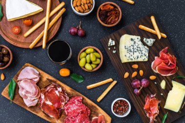 Antipasti ve soğuk et ve peynir tabağıyla aperatifler..