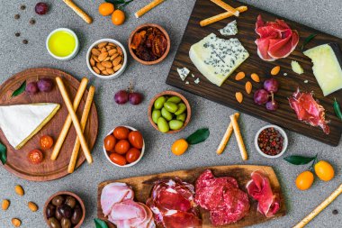 Antipasti ve soğuk et ve peynir tabağıyla aperatifler..