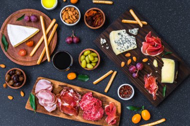 Antipasti ve soğuk et ve peynir tabağıyla aperatifler..