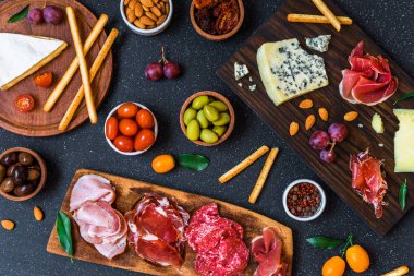 Antipasti ve soğuk et ve peynir tabağıyla aperatifler..