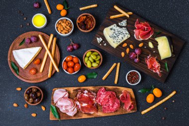 Antipasti ve soğuk et ve peynir tabağıyla aperatifler..