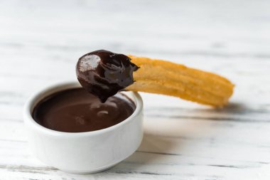 Çikolatalı Churros, geleneksel İspanyol tatlısı..