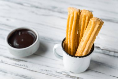 Çikolatalı Churros, geleneksel İspanyol tatlısı..