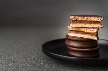 Dulce de leche kek ile Alfajor, Çikolata ve karamel ile Arjantin tatlısı.