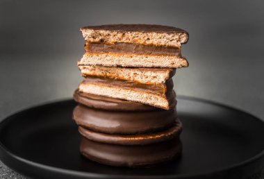 Dulce de leche kek ile Alfajor, Çikolata ve karamel ile Arjantin tatlısı.