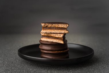 Dulce de leche kek ile Alfajor, Çikolata ve karamel ile Arjantin tatlısı.