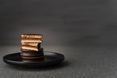 Dulce de leche kek ile Alfajor, Çikolata ve karamel ile Arjantin tatlısı.