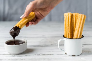 Çikolatalı Churros, geleneksel İspanyol tatlısı..