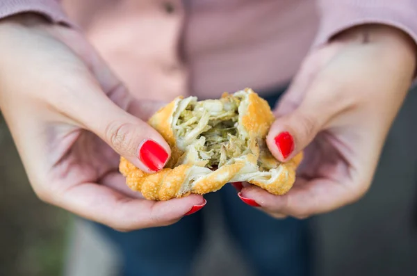 Äta traditionella stekta spanska och argentinska empanadas på gatumarknaden. — Stockfoto