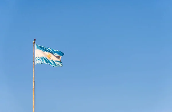 Argentina bandiera sventola contro il cielo blu in una giornata di sole . — Foto Stock