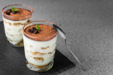 Geleneksel İtalyan tiramisu pastasını kapat. Gri arkaplanda tatlı bir tatlı..