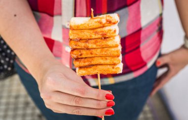 Tatlı gochujang soslu Tteok kochi pirinç köftesi, Kore sokak yemekleri..