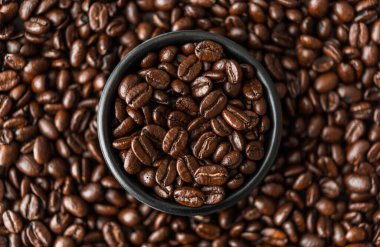 Siyah kasede kavrulmuş kahve çekirdekleri..