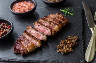 New York Strip sığır eti eti ve chimichurri sosu.