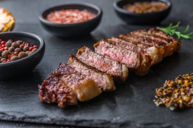 New York Strip sığır eti eti ve chimichurri sosu.