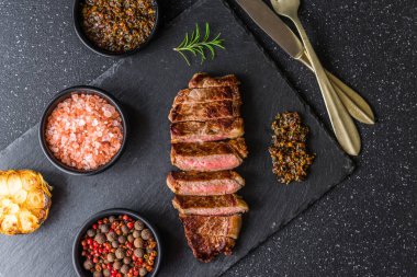 New York Strip sığır eti eti ve chimichurri sosu.