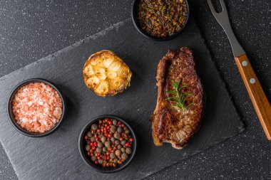 New York Strip sığır eti eti ve chimichurri sosu.