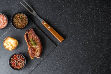 New York Strip sığır eti eti ve chimichurri sosu.