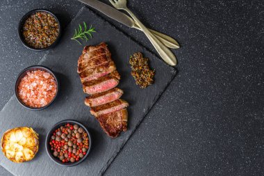 New York Strip sığır eti eti ve chimichurri sosu.