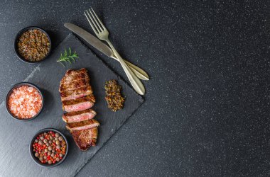 New York Strip sığır eti eti ve chimichurri sosu.