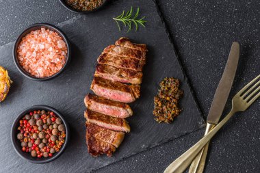 New York Strip sığır eti eti ve chimichurri sosu.
