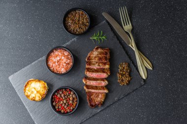 New York Strip sığır eti eti ve chimichurri sosu.