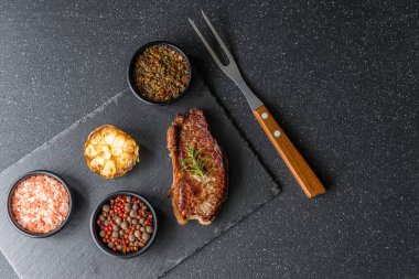 New York Strip sığır eti eti ve chimichurri sosu.