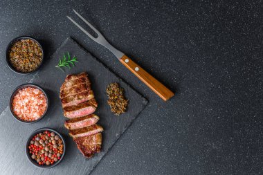New York Strip sığır eti eti ve chimichurri sosu.