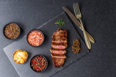 New York Strip sığır eti eti ve chimichurri sosu.