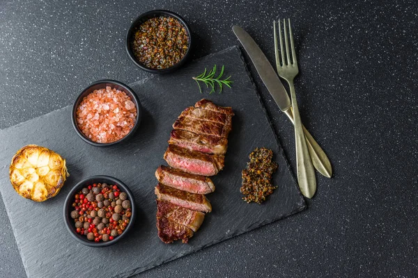 New York Strip sığır eti eti ve chimichurri sosu.