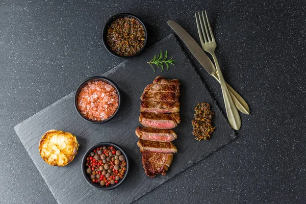 New York Strip sığır eti eti ve chimichurri sosu.