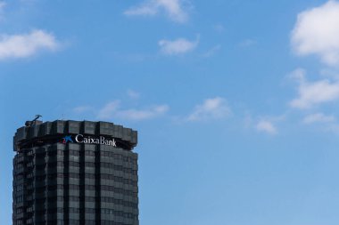 Barselona, İspanya - 1 Ağustos 2019: Caixabank Bankası tabelaları ile bina