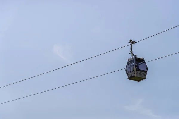 Кабельні автомобілі транспортуються проти блакитного неба в сонячний день . — стокове фото