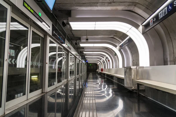 Barcelona, España - 1 de agosto de 2019: Estación de metro Provencana de nueva construcción — Foto de Stock