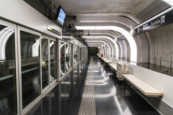 Barcelona, Spain - August 1, 2019: Newly built Provencana metro subway station — Stock Photo, Image