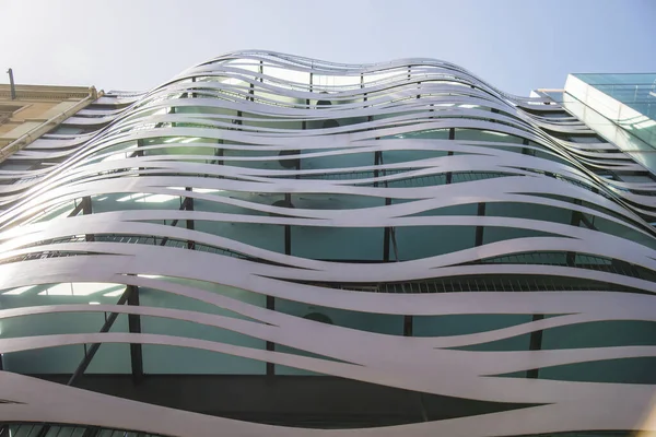 Foto de un edificio de arquitectura de vidrio en una ciudad . — Foto de Stock