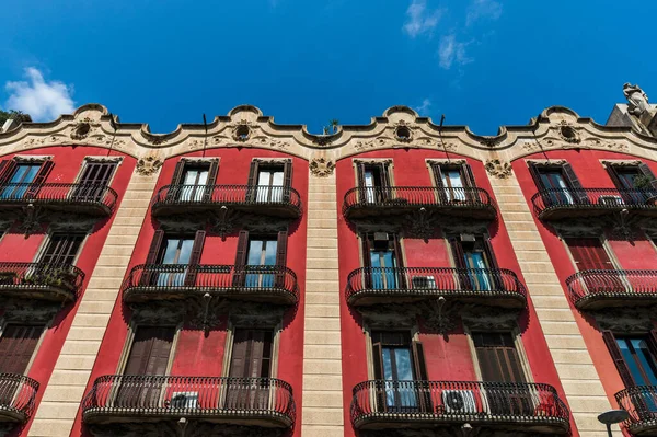 Vue sur les maisons traditionnelles colorées d'architecture espagnole . — Photo