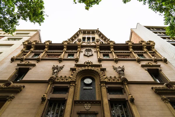 Klasická budova španělské architektury inbarcelona, Ciutat Vella. — Stock fotografie