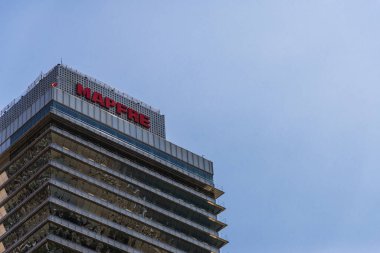 Barselona, İspanya - 1 Ağustos 2019: Mapfre şirketinin tabelalarıyla inşa