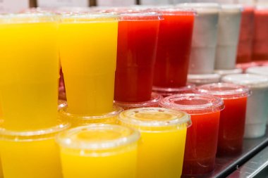 Çiftçi pazarında çeşitli renkli meyve püresi var..