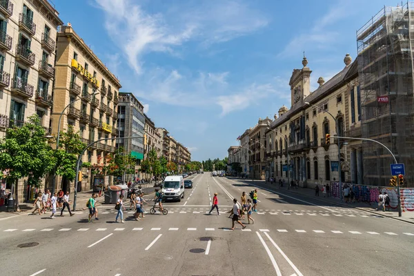 Barcelona, Spanje - 31 juli 2019: Straat met traditionele architectuurgebouwen — Stockfoto