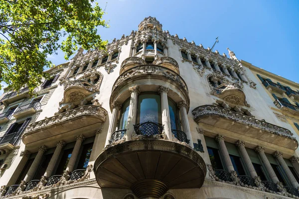 Barcelona, Španělsko - 1. srpna 2019: Fasáda Casa Lleo Morera — Stock fotografie