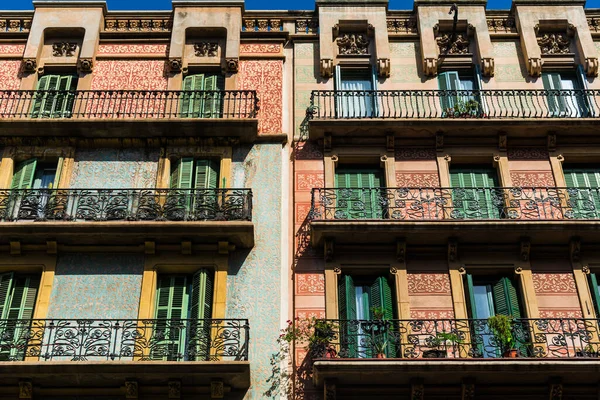 Uitzicht op traditionele kleurrijke Spaanse architectuurhuizen. — Stockfoto