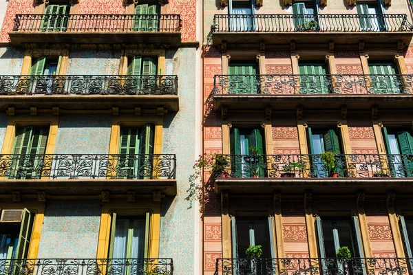 Pohled na tradiční barevné španělské architektonické domy. — Stock fotografie