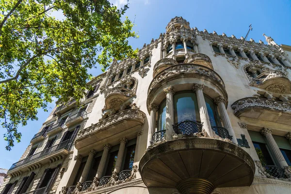 Barcelona, Španělsko - 1. srpna 2019: Fasáda Casa Lleo Morera — Stock fotografie