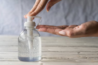 Coronavirüsü önlemek için el dezenfektanı ve alkol dezenfektanı..